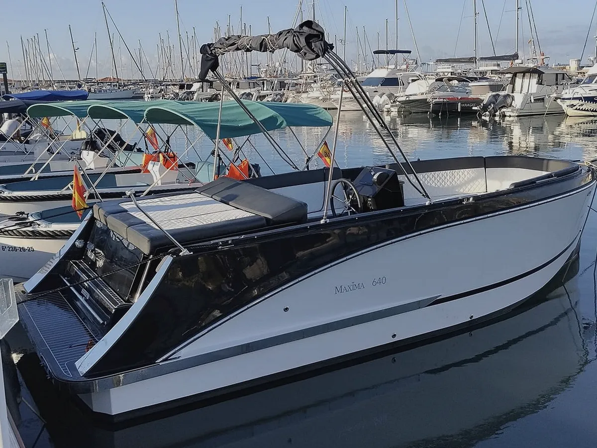 Equipo de Alquiler Barcos ayudando a organizar un alquiler de barco en Castelldefels